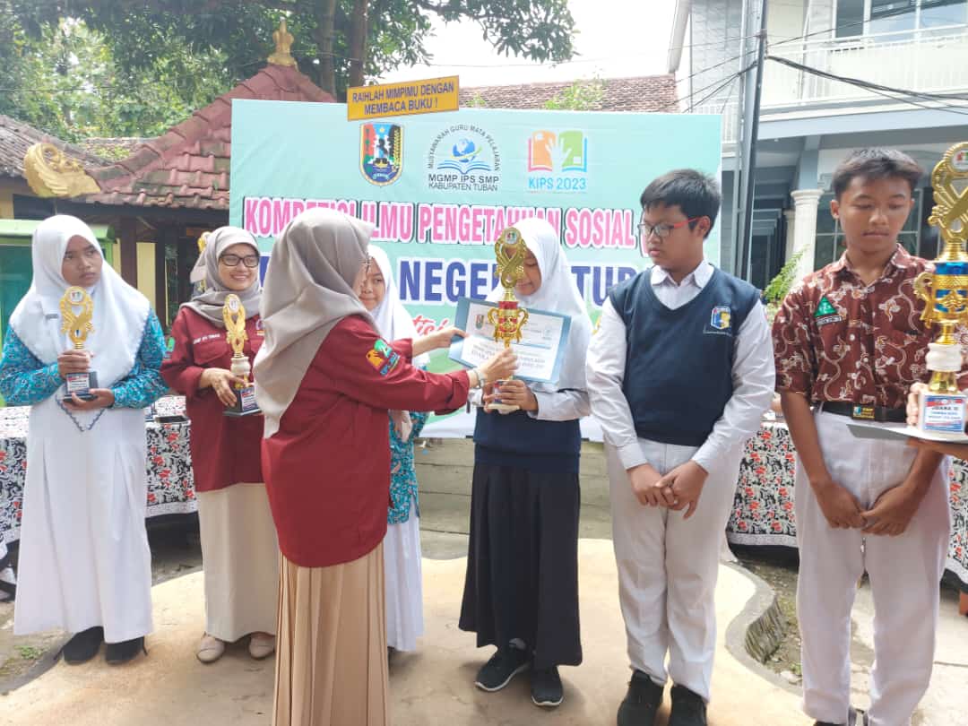 Siswa Siswi SMP Negeri 1 Parengan Tuban Saat Menerima Trophy Dan Piala Lomba (Doc Foto : Istimewa)